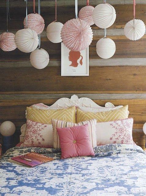 Quarto feminino bem decorado