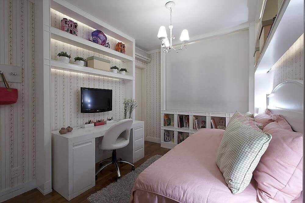 Quarto feminino com espaço para os estudos