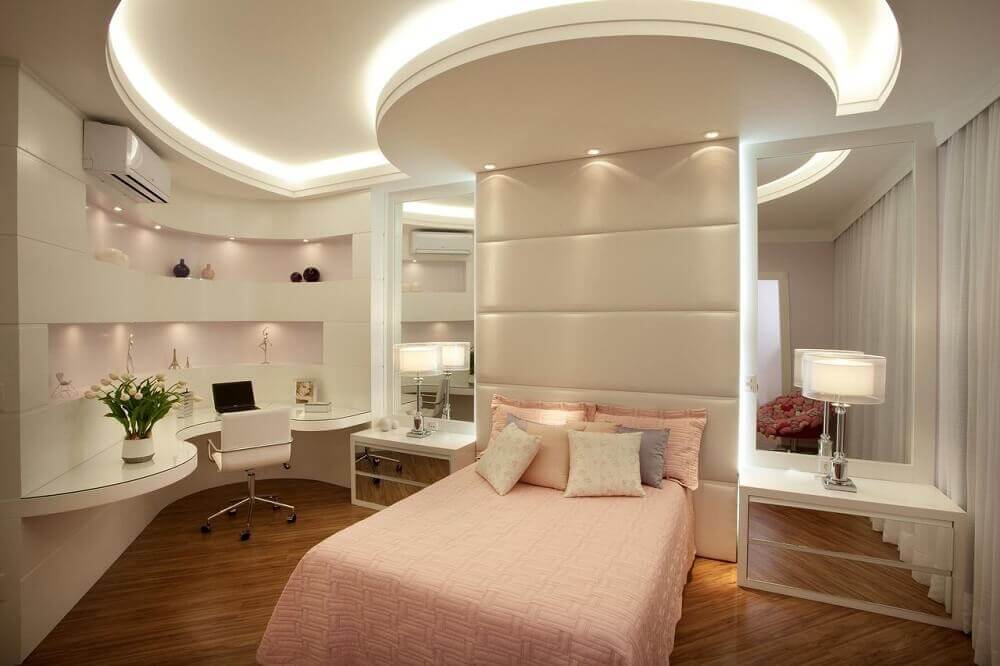 quarto feminino com espelhos