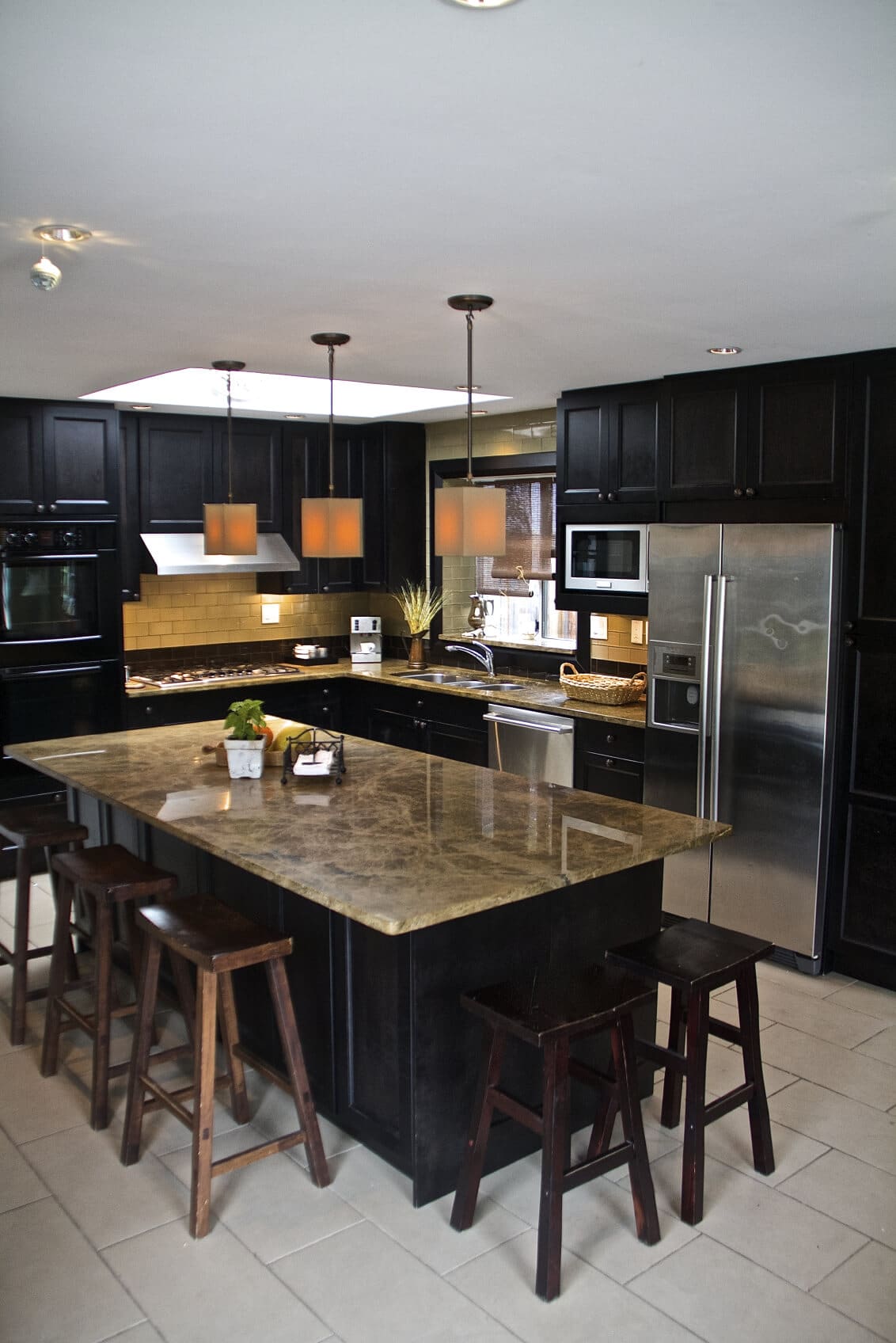 Escolha de materiais duráveis para a cozinha preta completa