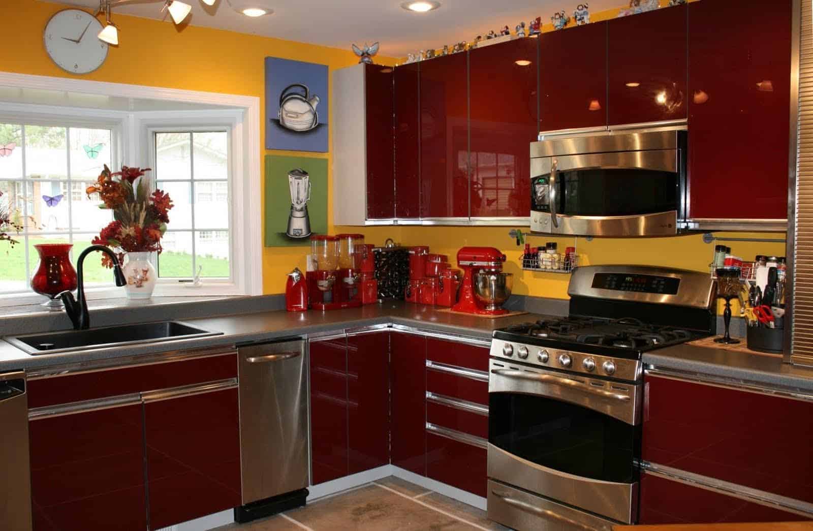Cozinha vermelha com parede de lousa