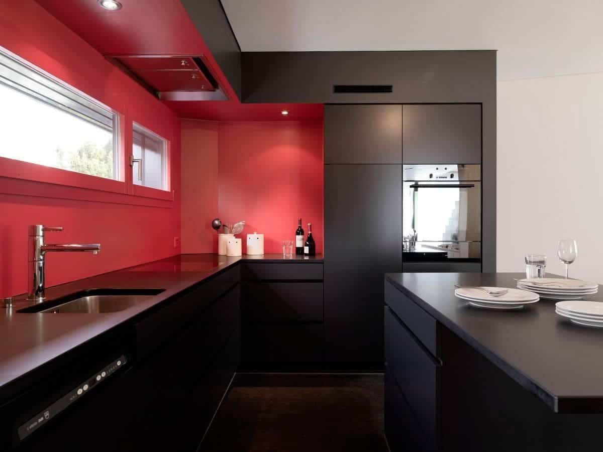 Cozinha Preta e Vermelha com Detalhes em Inox