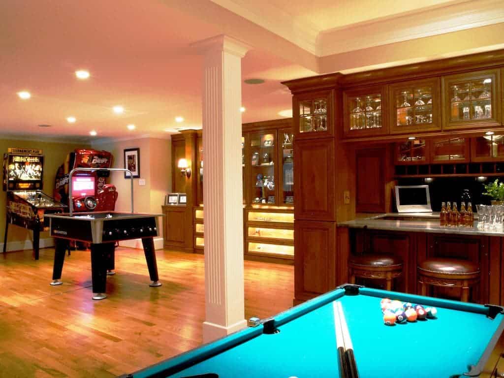 Sala de jogos de sinuca e pôquer decorada com luxuosos móveis