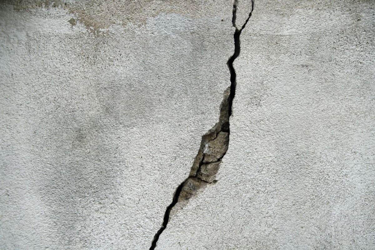 A fissuras aparecem por conta de erros na colocação ou asência de verga e contraverga na alvanaria.