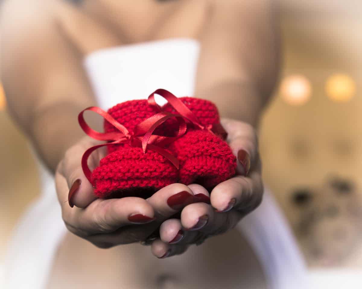 A lenda do sapatinho de crochê vermelho é uma tradição cigana antiga para desejar sorte e prosperidade ao bebê. Saber como fazer sapatinho de crochê é uma oportunidade para divulgar a lenda e ganhar dinheiro.
