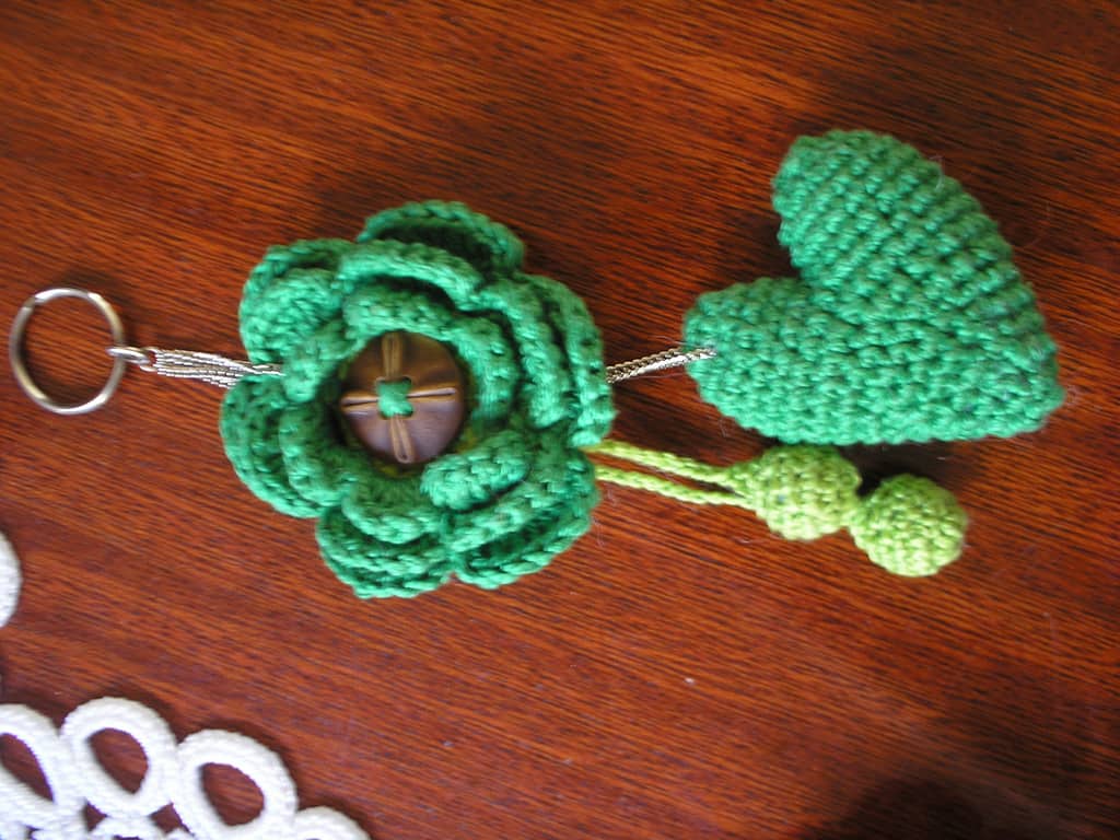 como fazer flor de crochê: chaveiros