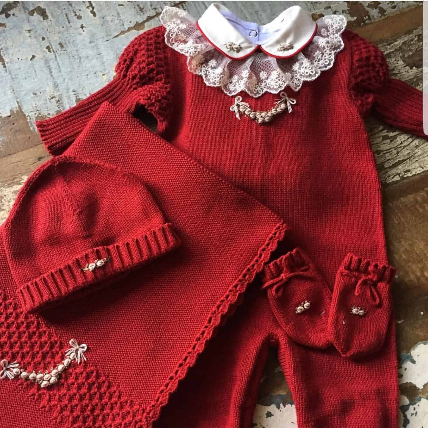 Saber como fazer sapatinho de crochê vermelho pode ajudar a compor a roupinha de saída da maternidade.