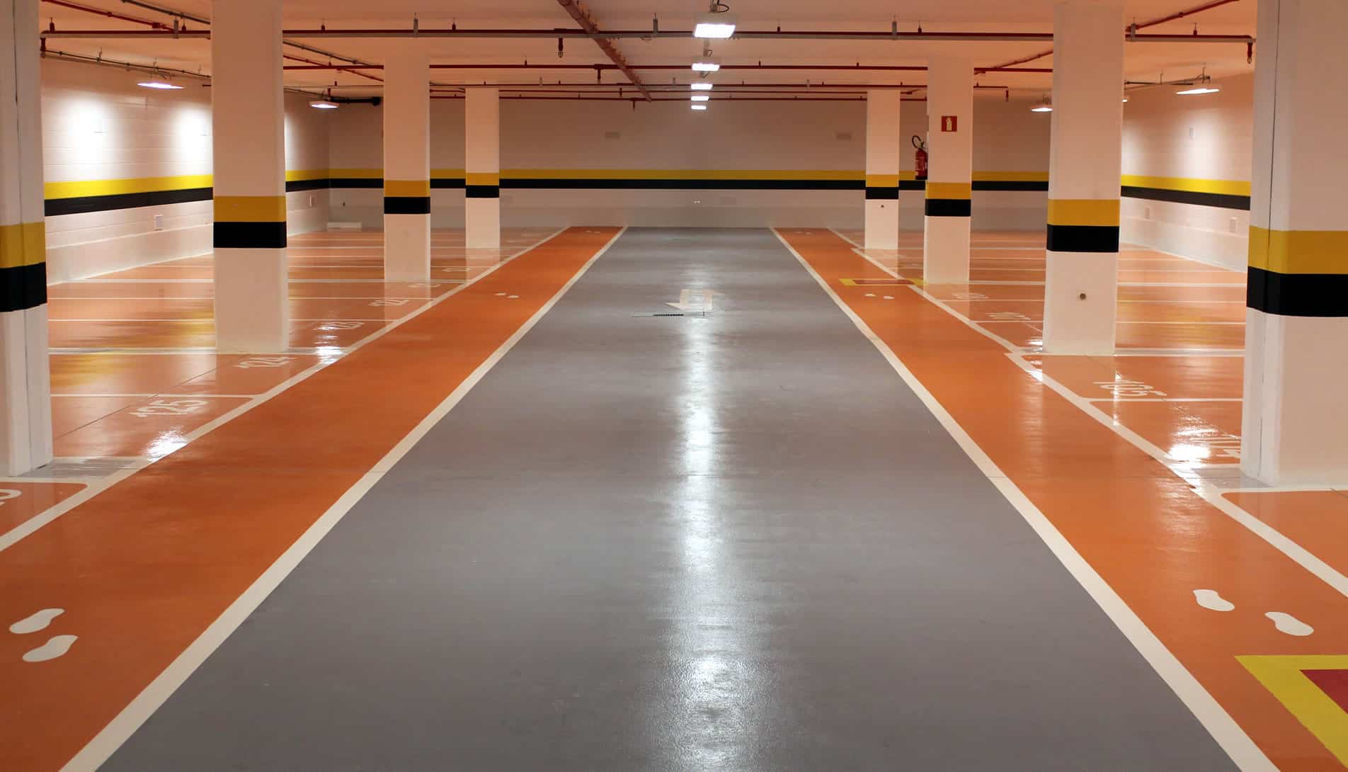 Os pisos industriais com pintura Epóxi são duráveis, resistente e fácild e limpar e manter.