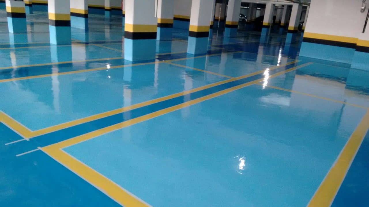 Pisos industriais Epoxi multicamadas são altamente duráveis e resistentes.