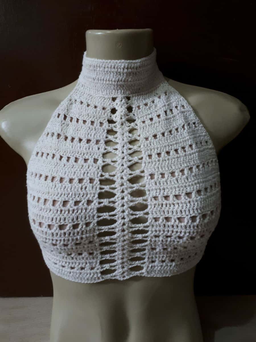 A blusa de crochê com gola alta pode ser usada como top