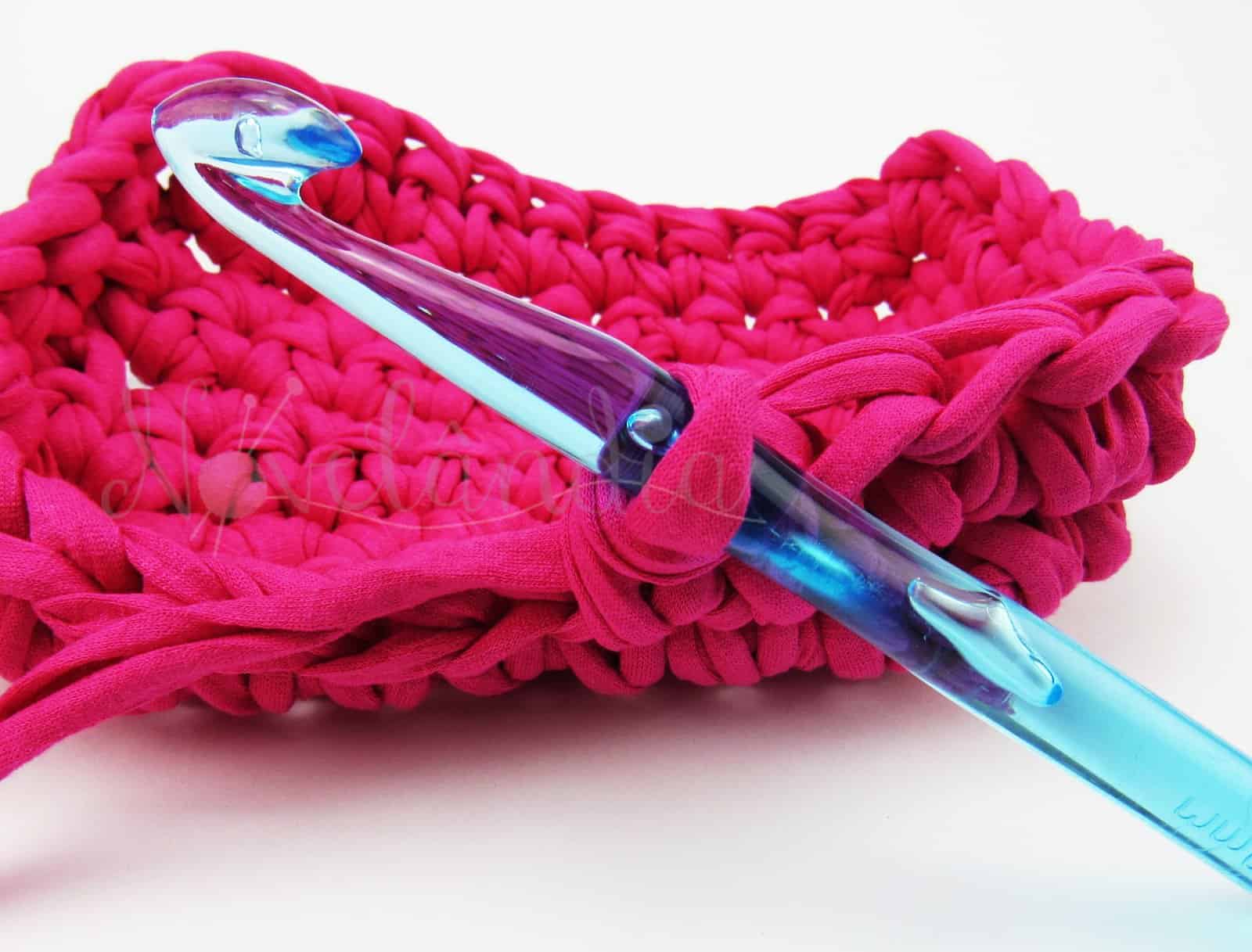 Aprender como fazer blusa de crochê e usá-las pode ajudar a economizar nas compras.