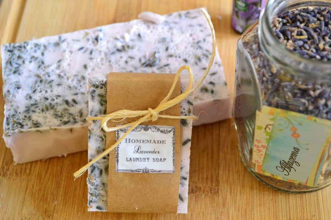 O sabonete artesanal tem os benefícios de usar ingredientes naturais.