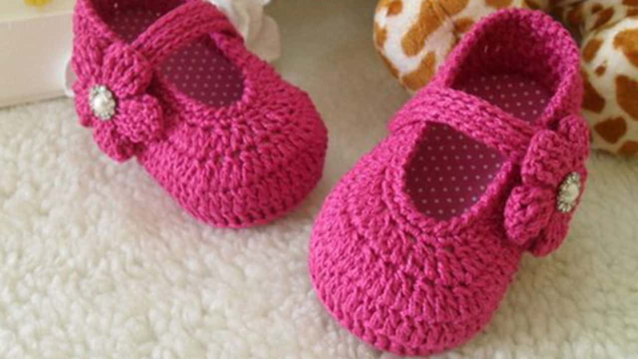 Sapatinho de bebê em crochê tunisiano