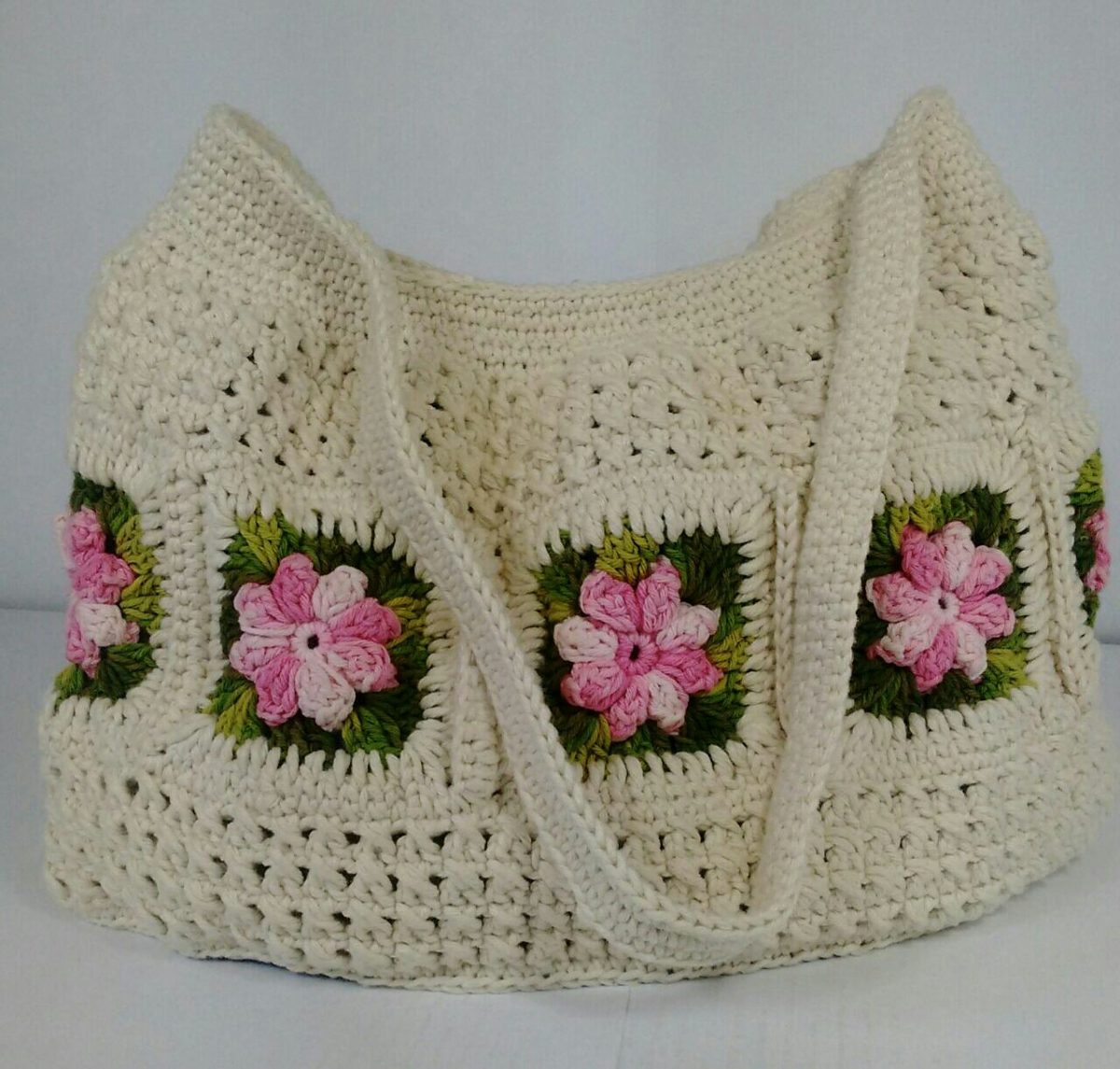 como fazer bolsa de crochê com apliques florais