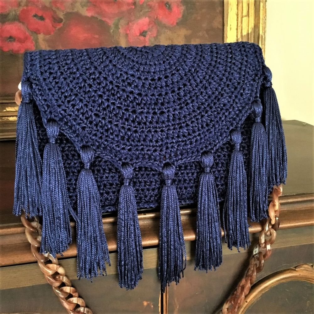 Bolsa de crochê com tassels e alça de corrente.