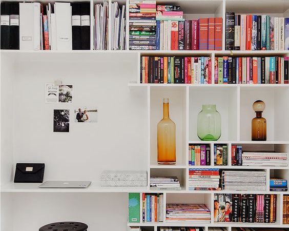 A biblioteca em casa deve ter livro se objetos bem organizados e acessíveis.