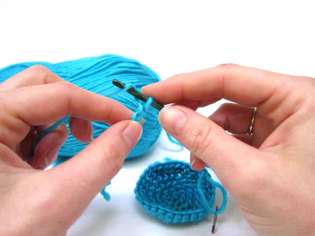 Aprender como fazer crochê pode ser mais fácil que se imagina.
