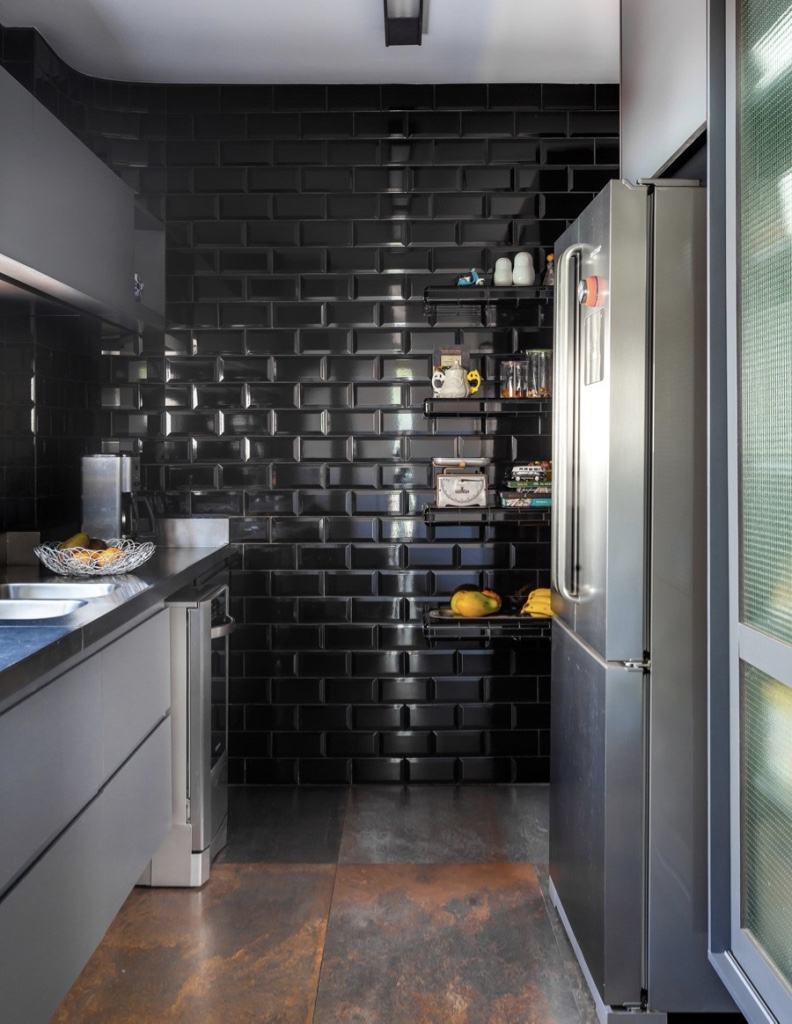 Cozinha com subway tiles pretos