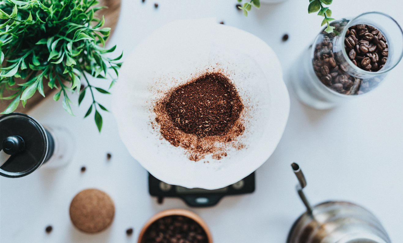 A borra de café nas orquídeas traz muitos benefícios.