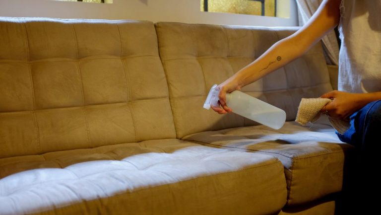 como limpar sofá suede