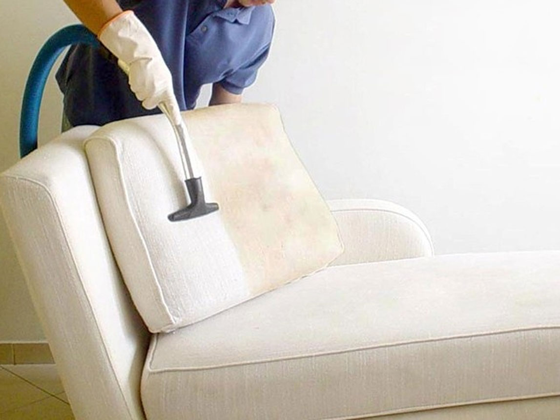 É possível aprender como limpar sofá de tecido à seco em casa.