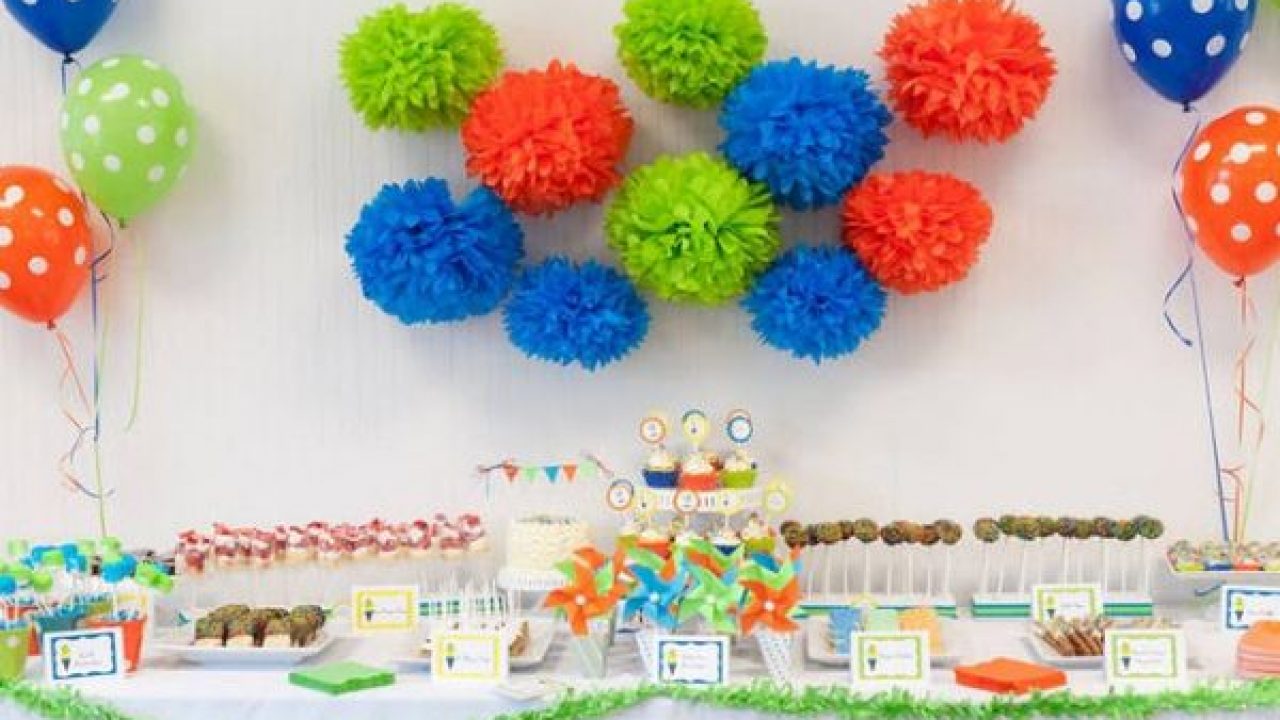 decoracao de festa infantil com pompom de papel de painél