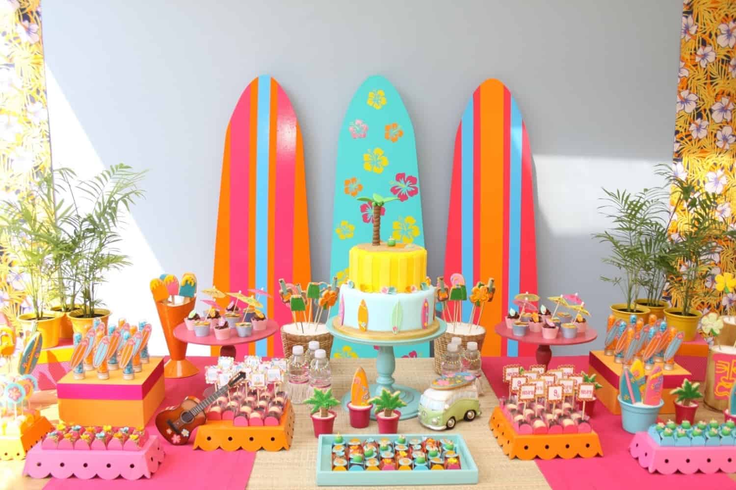 Decoração de festa infantil no tema surf.