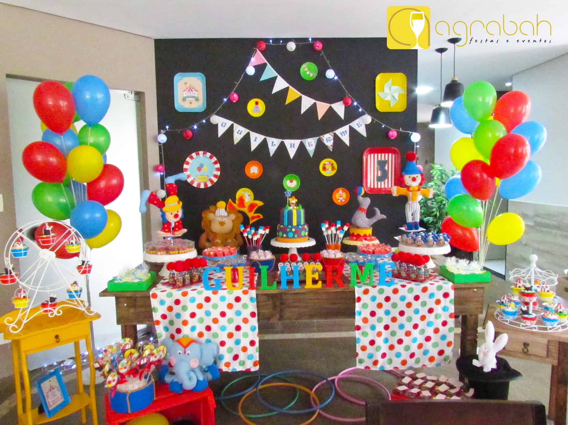 Decoração de festa infantil no tema circo super colorido.