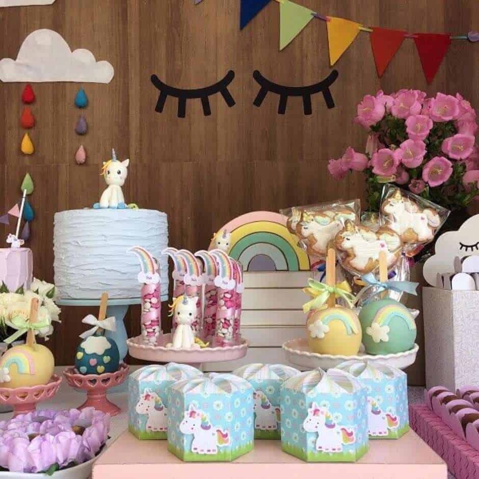 Decoração de festa infantil com tema unicórnio bem simples.