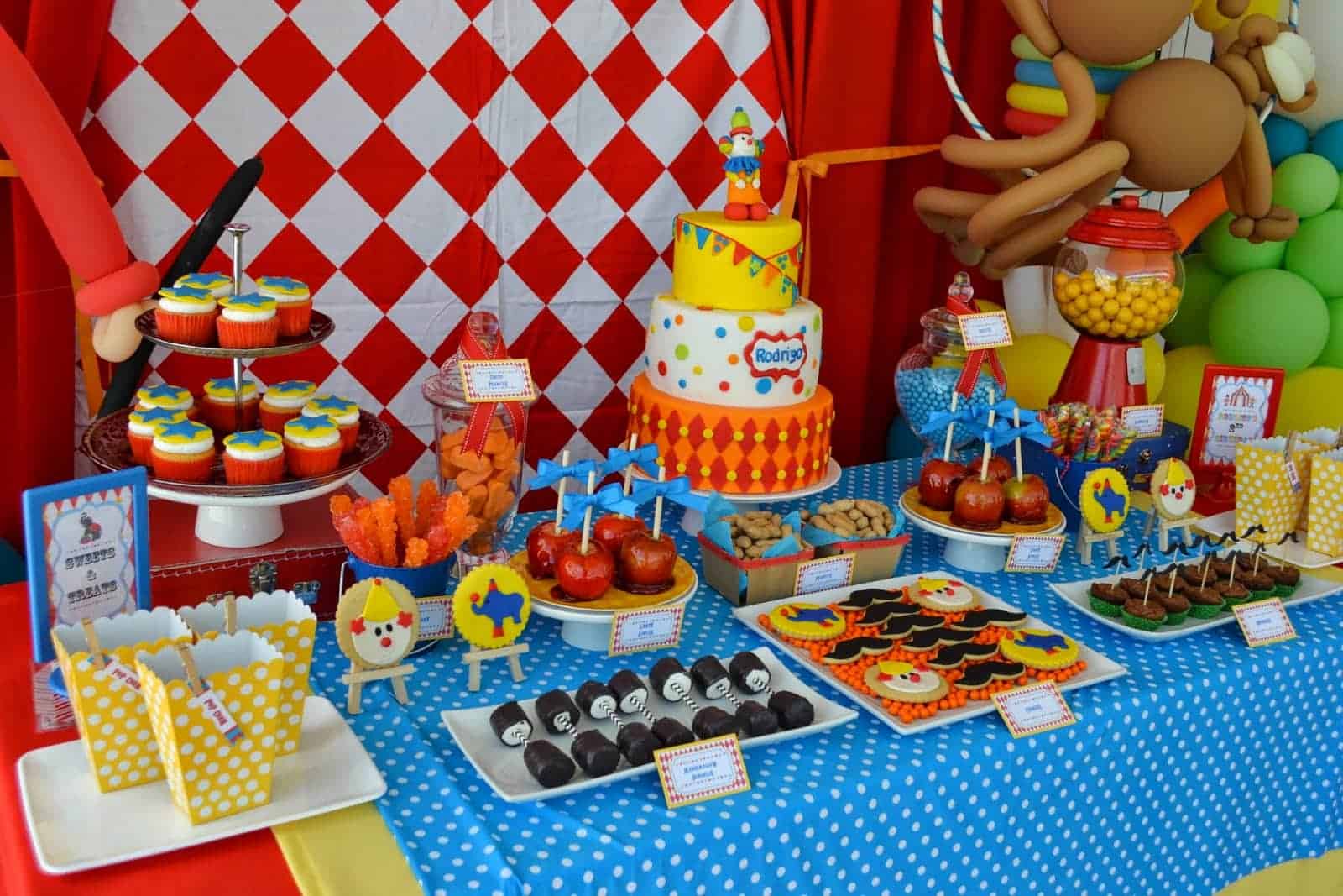 Decoração de festa infantil no tema de circo.