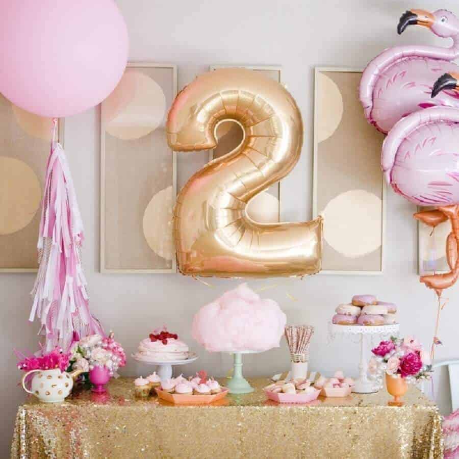 Decoração de festa infantil com balão em formato de número.