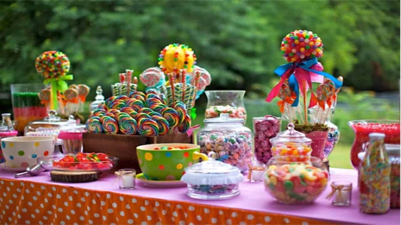 Decoração de festa infantil com mesa de guloseimas.