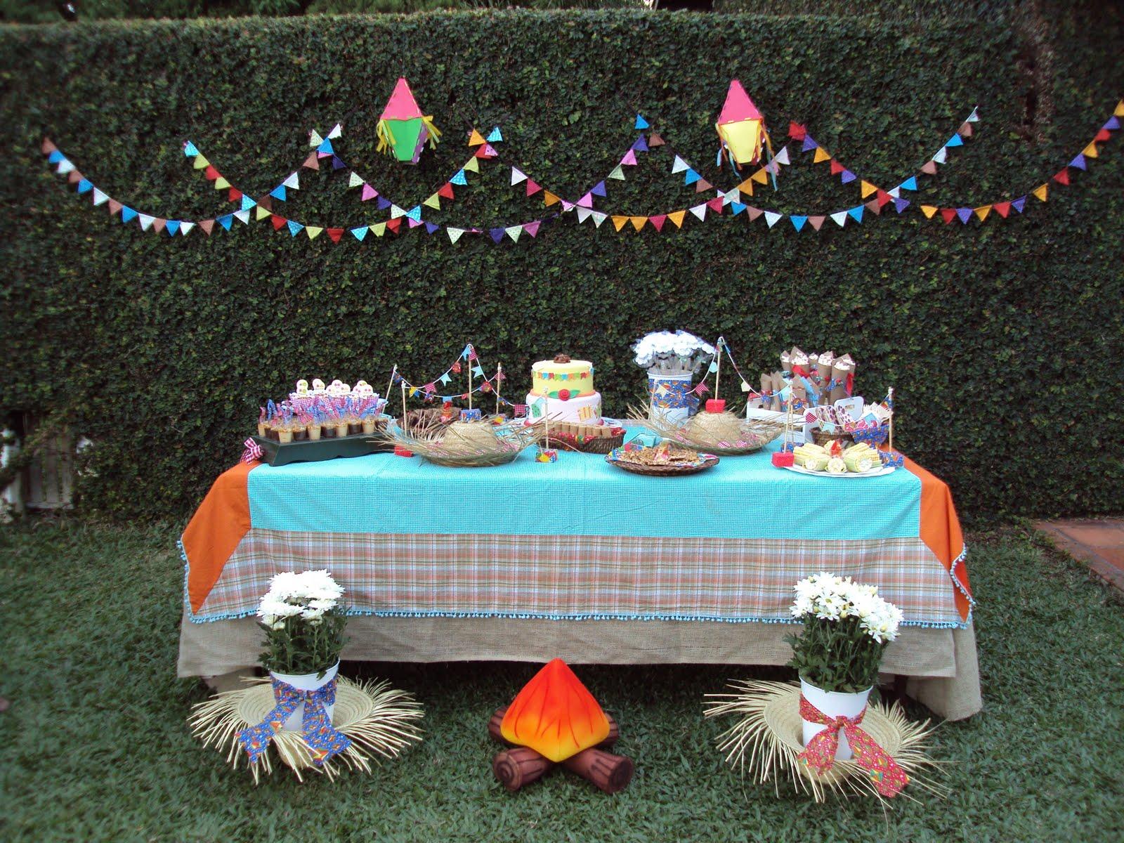 decoracao de festa infantil: mesa do bolo no jardim