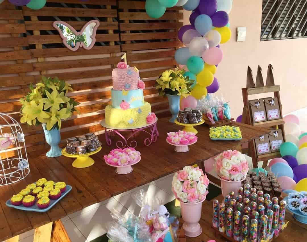 Decoração de festa infantil simples e delicada.