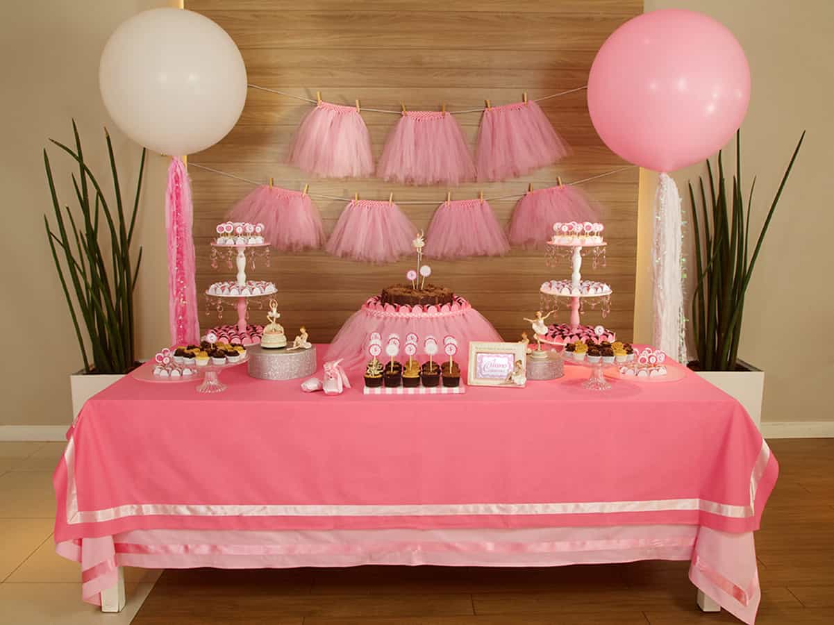 Decoração de festa infantil no tema cor de rosa ou bailarina.