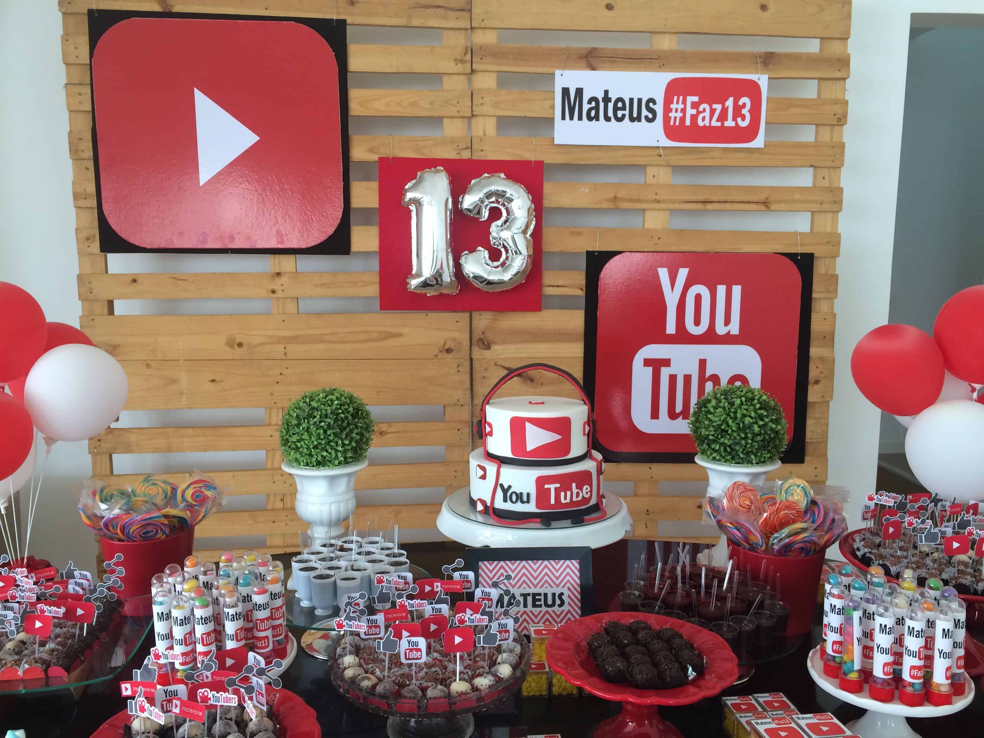 Decoração de festa infantil no tema YouTube.