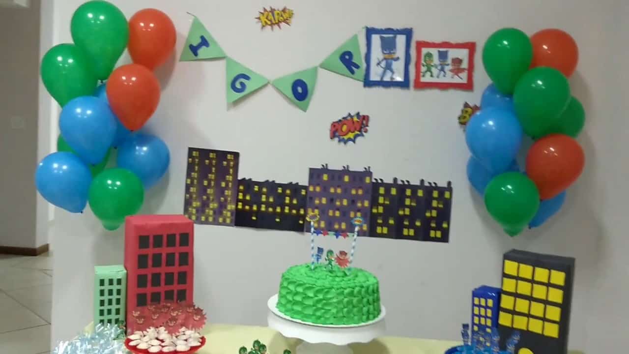 Decoração de festa infantil usando painéis e bandeirolas de papel.