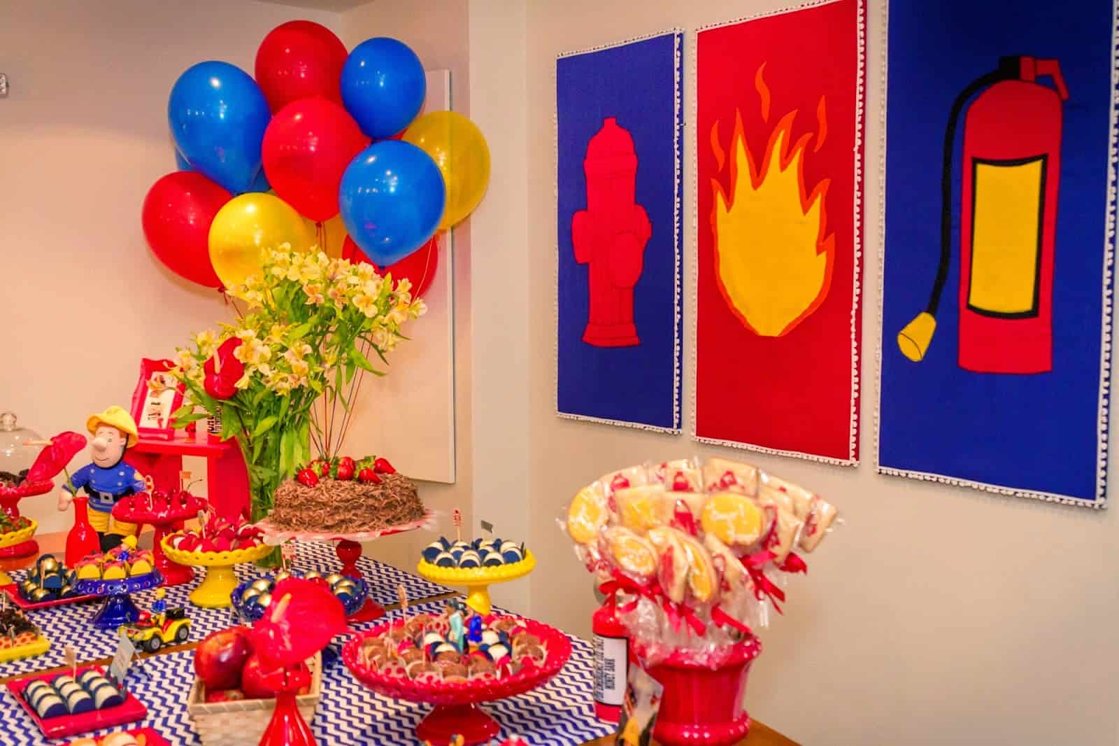 Decoração de festa infantil com tema bombeiro.