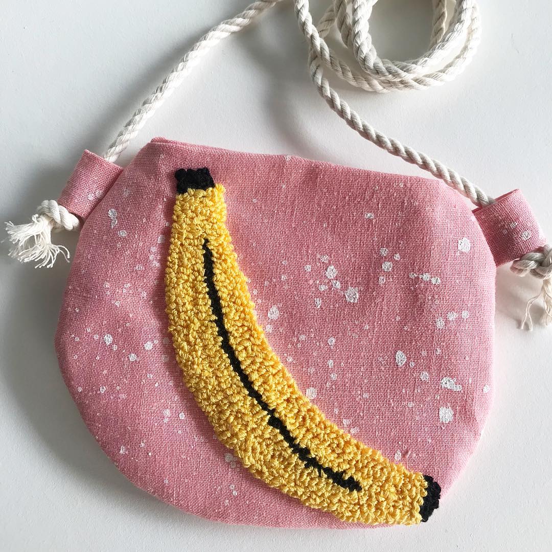 bolsa pintada à mão com aplique de banana em ponto russo