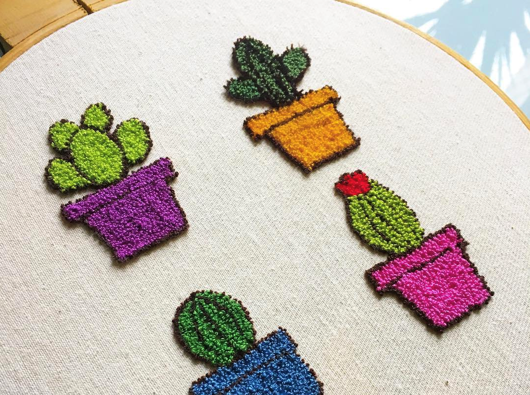 vasinhos com mini cactos bordados em ponto russo no bastidor