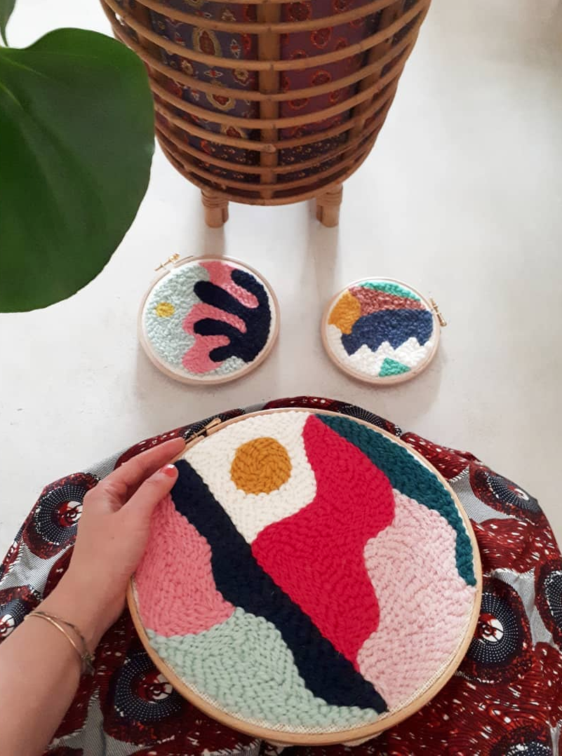 Bastidores bordados em ponto russo inspirados em pinturas de pintores famosos.