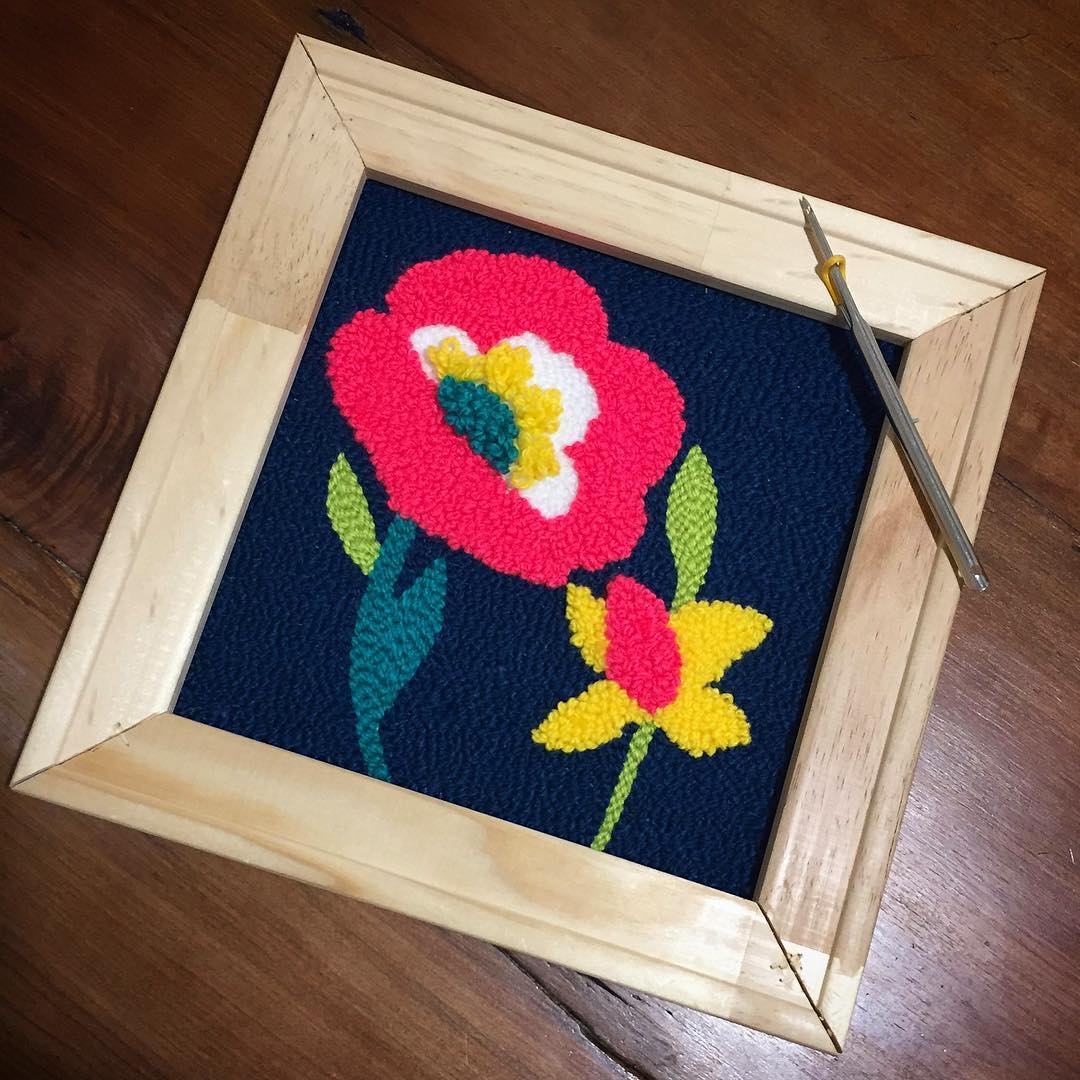 quadrinho com flores bordadas em ponto russo