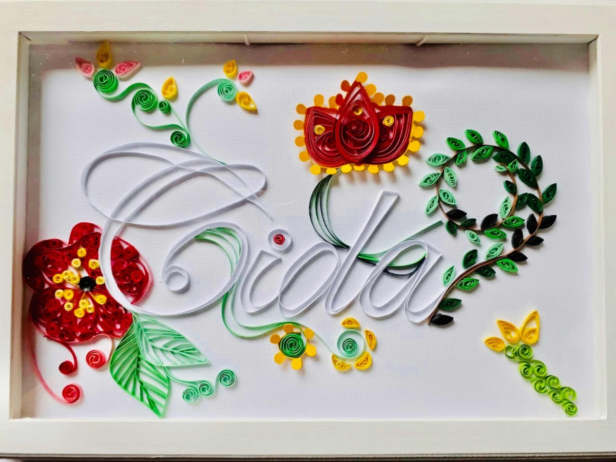 quadrinho com nome e flores em quilling