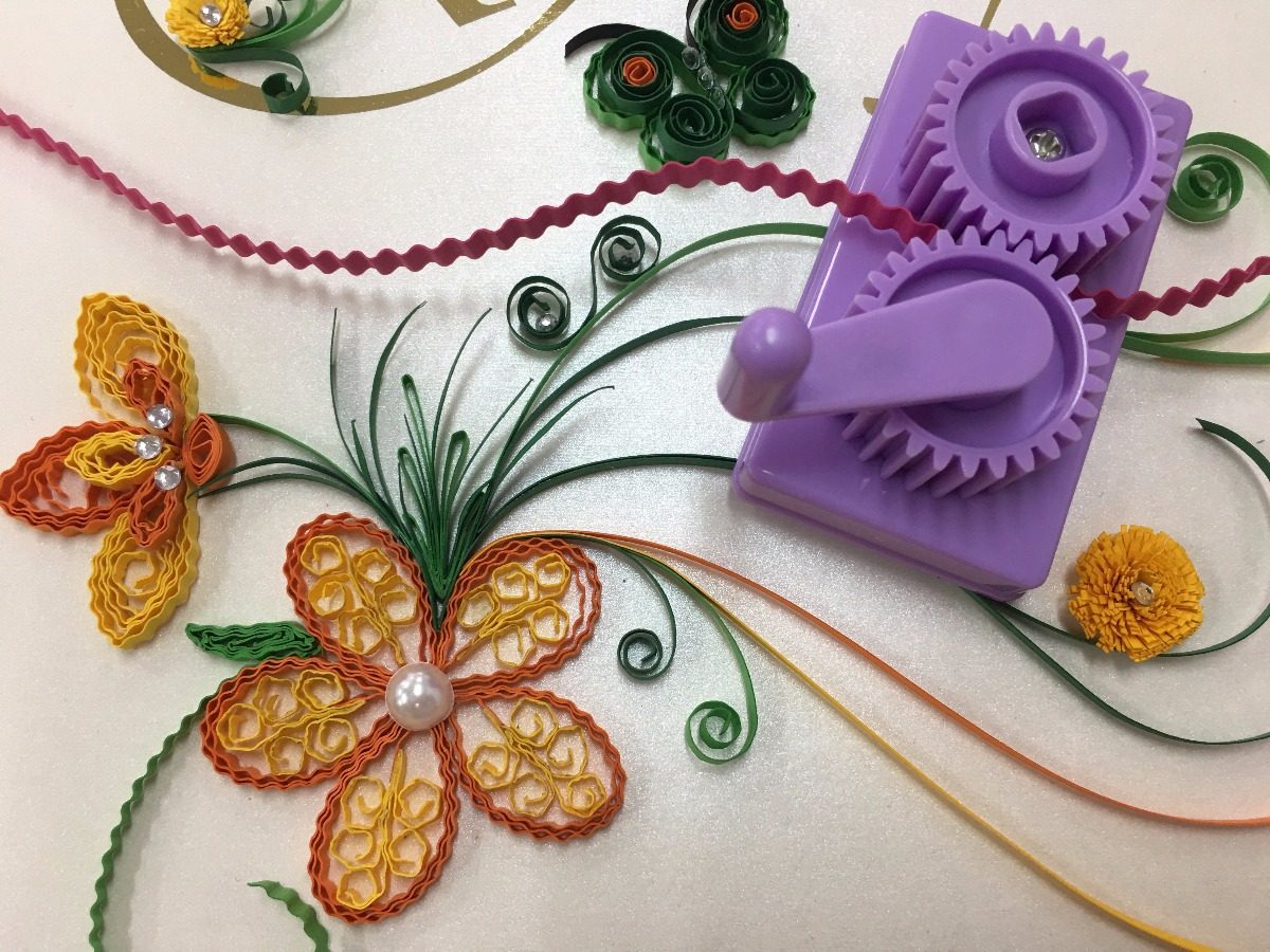 flores e réguas para ajudar a enrolar o papel para quilling