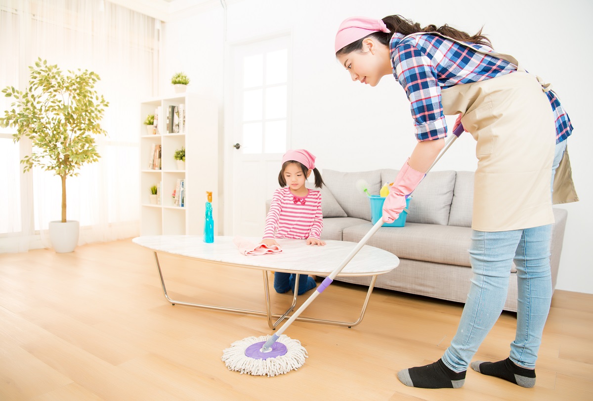 criança ajudando mãe nas tarefas domésticas