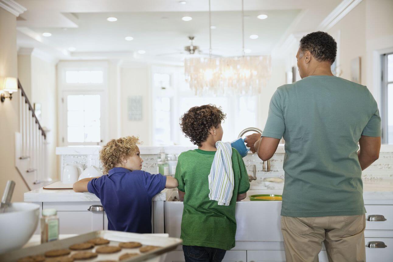 tarefas domésticas: pai e filhos lavando louça
