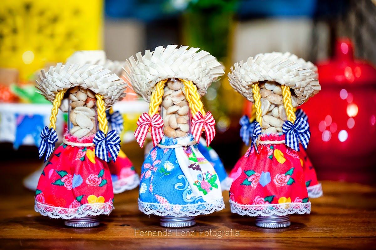 Tubinhos de bala enfeitados como caipirinhas são uma excelente ideia de enfeite de festa junina.