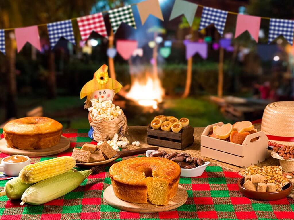 mesa típica decorada com enfeites de festa junina