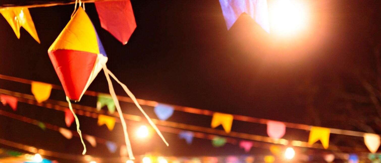 enfeites de festa junina: bandeirinhas e balões