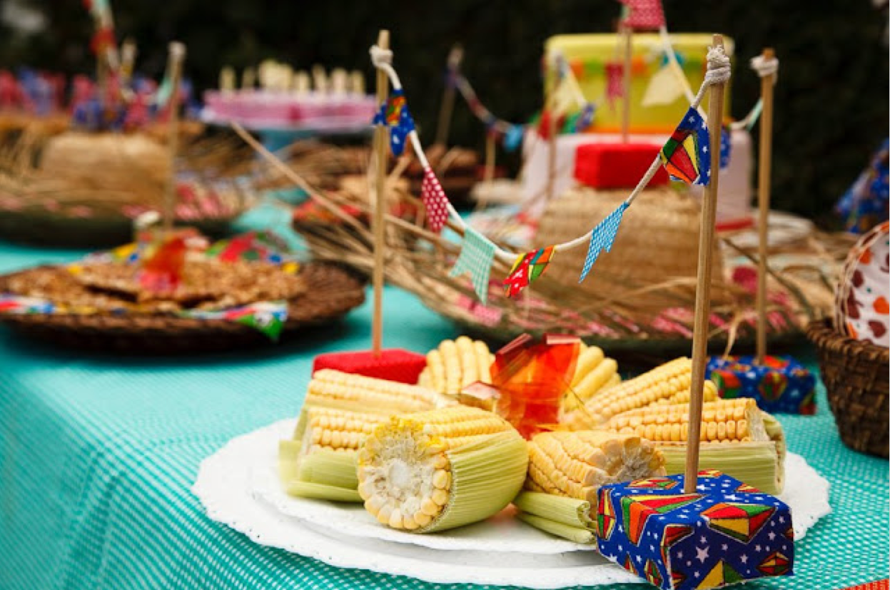 mesa decorada com enfeites de festa junina